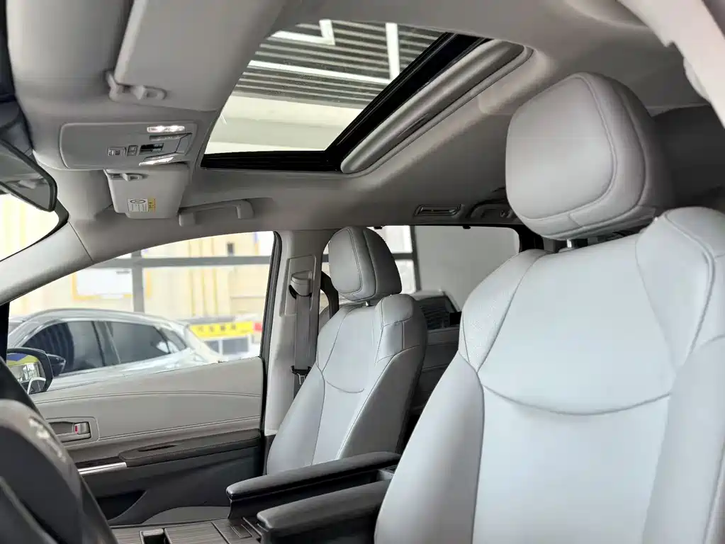 Toyota Granvia — фото 6