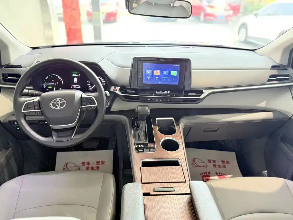 Toyota Granvia — фото 8