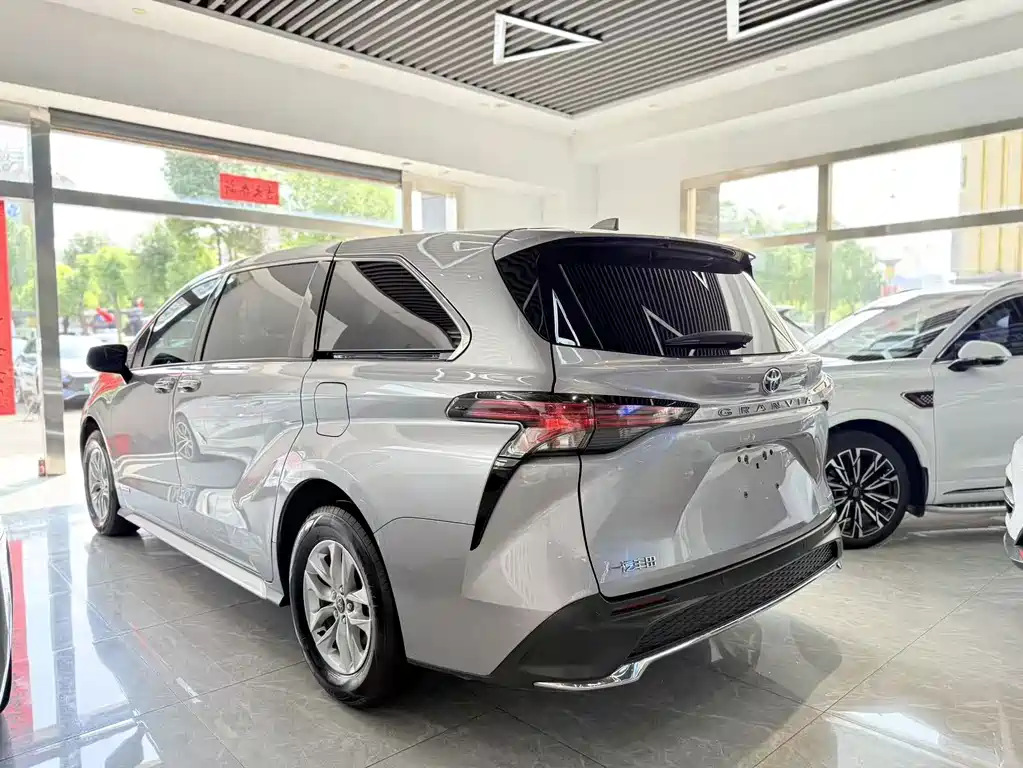 Toyota Granvia — фото 9