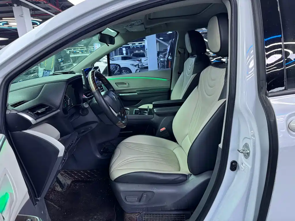 Toyota Sienna — фото 4
