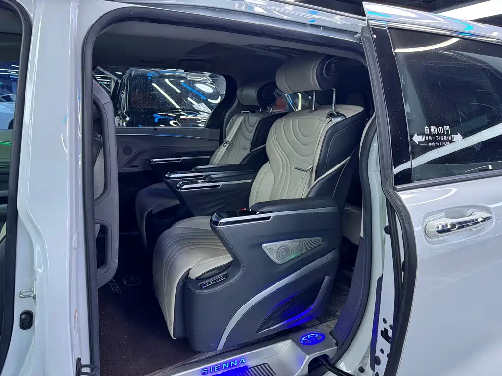 Toyota Sienna — фото 6