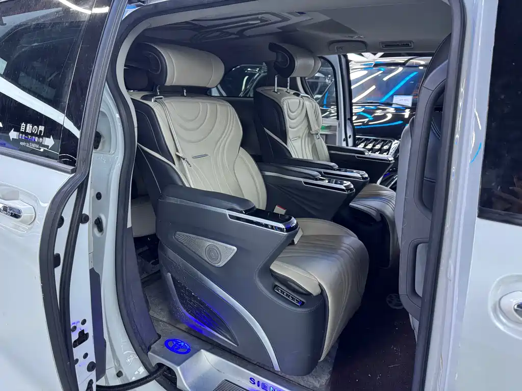 Toyota Sienna — фото 8