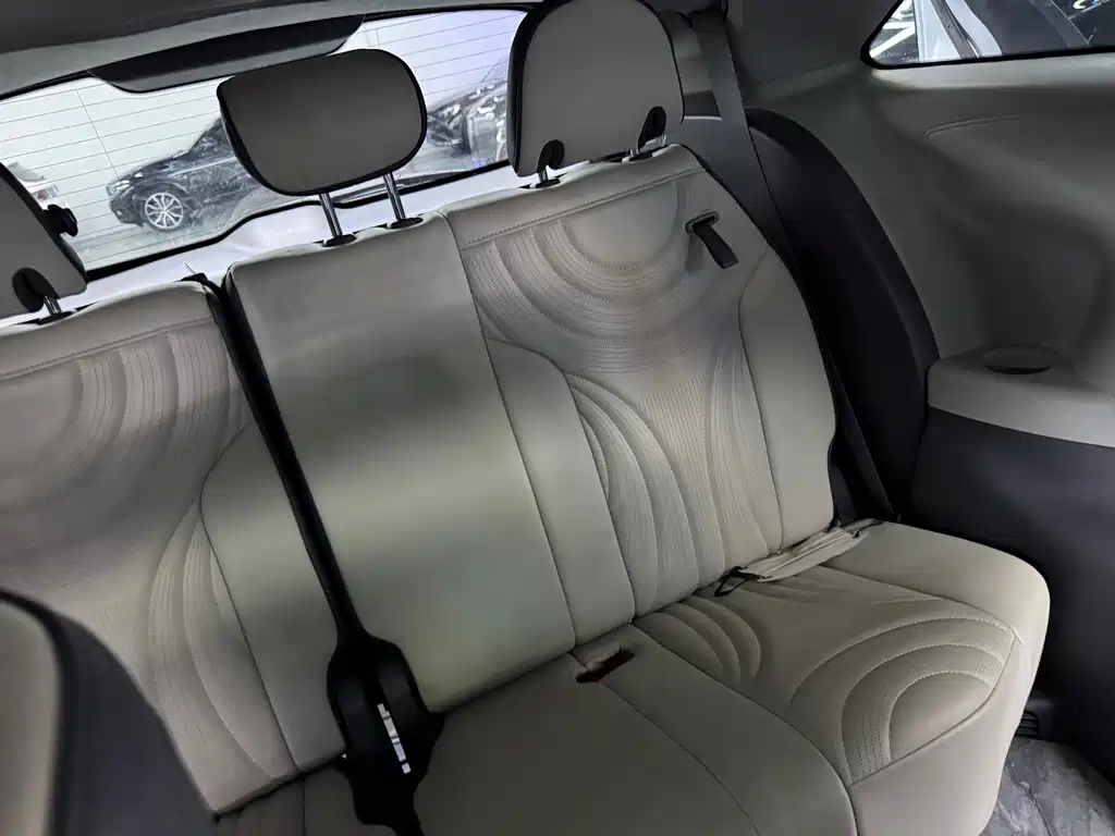 Toyota Sienna — фото 10