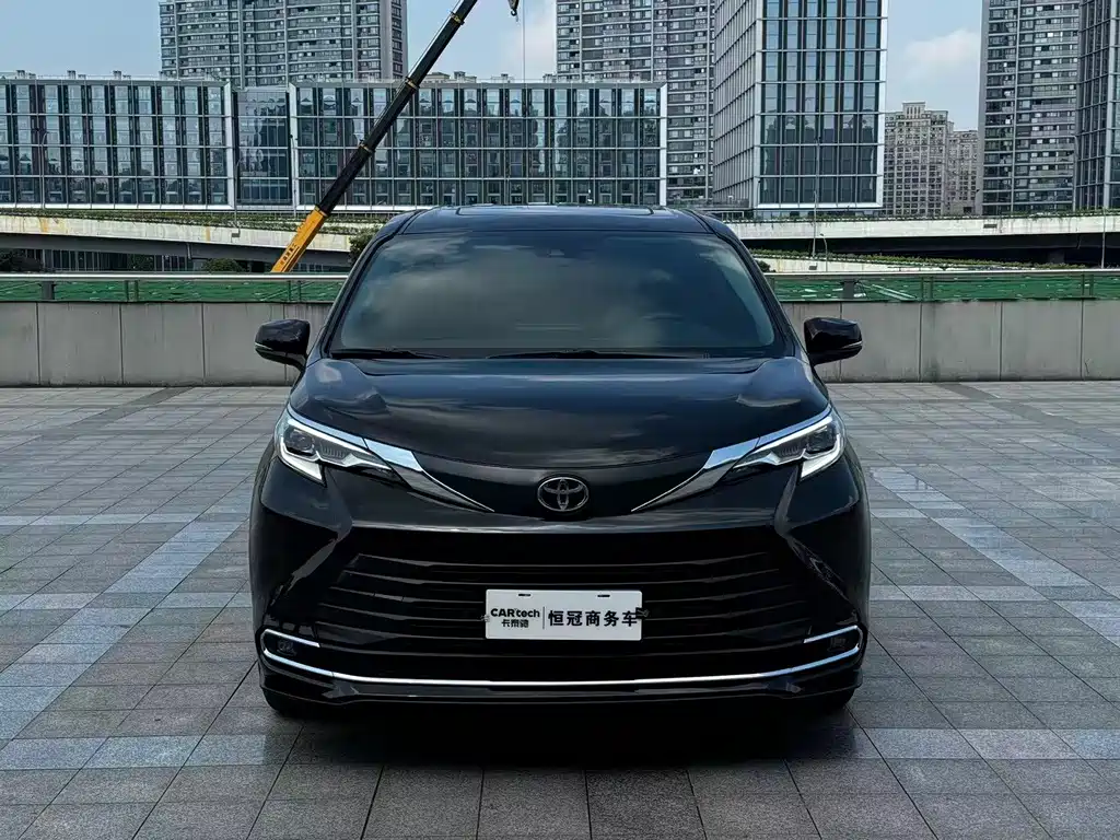 Toyota Sienna — фото 2
