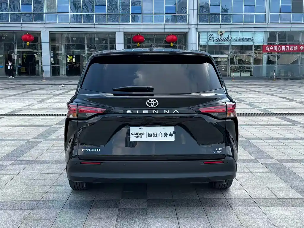 Toyota Sienna — фото 8