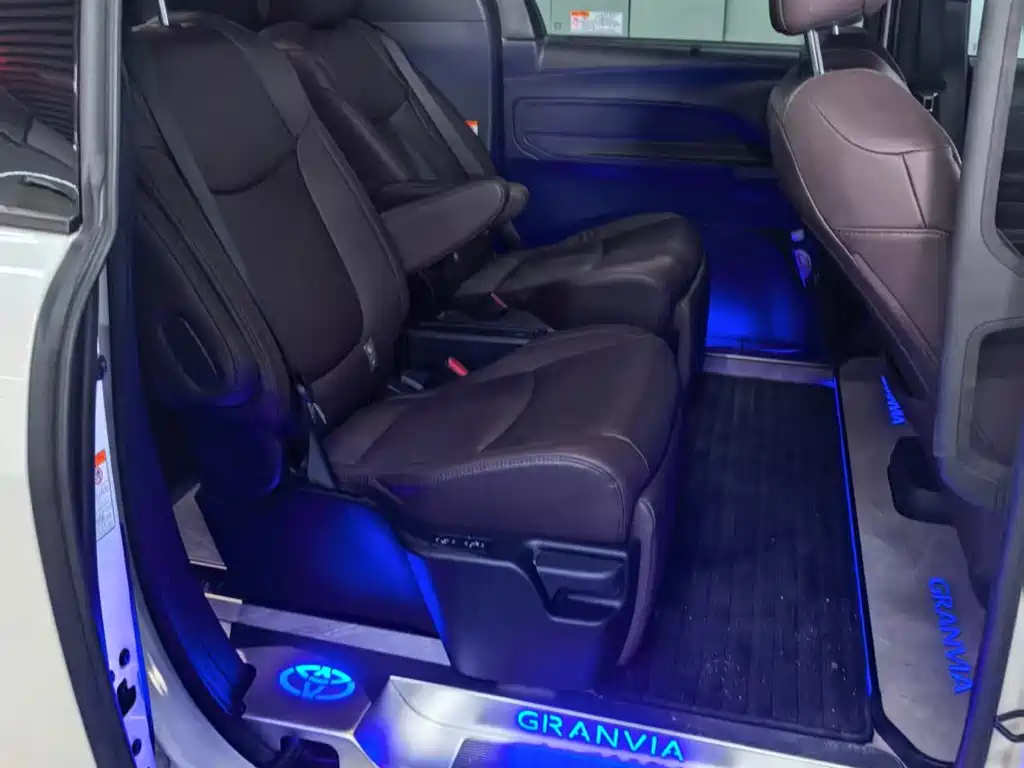 Toyota Granvia — фото 3