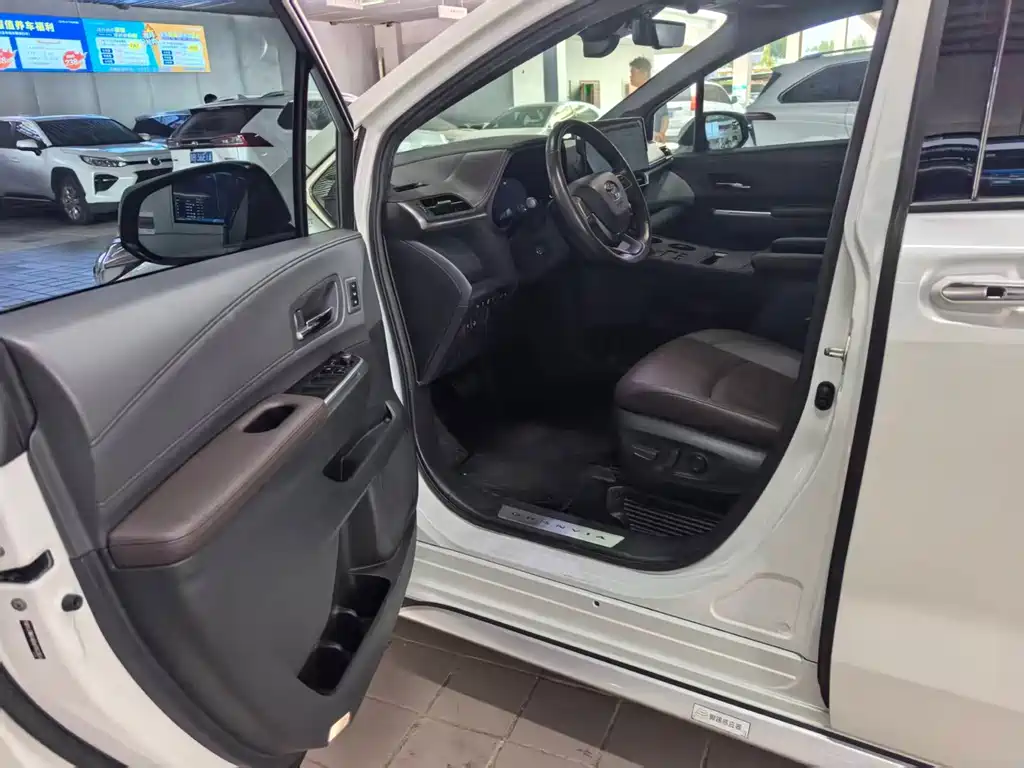Toyota Granvia — фото 5