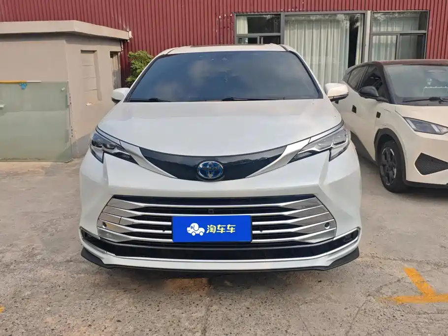 Toyota Sienna — фото 2
