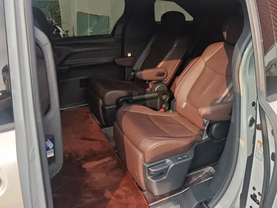 Toyota Sienna — фото 11