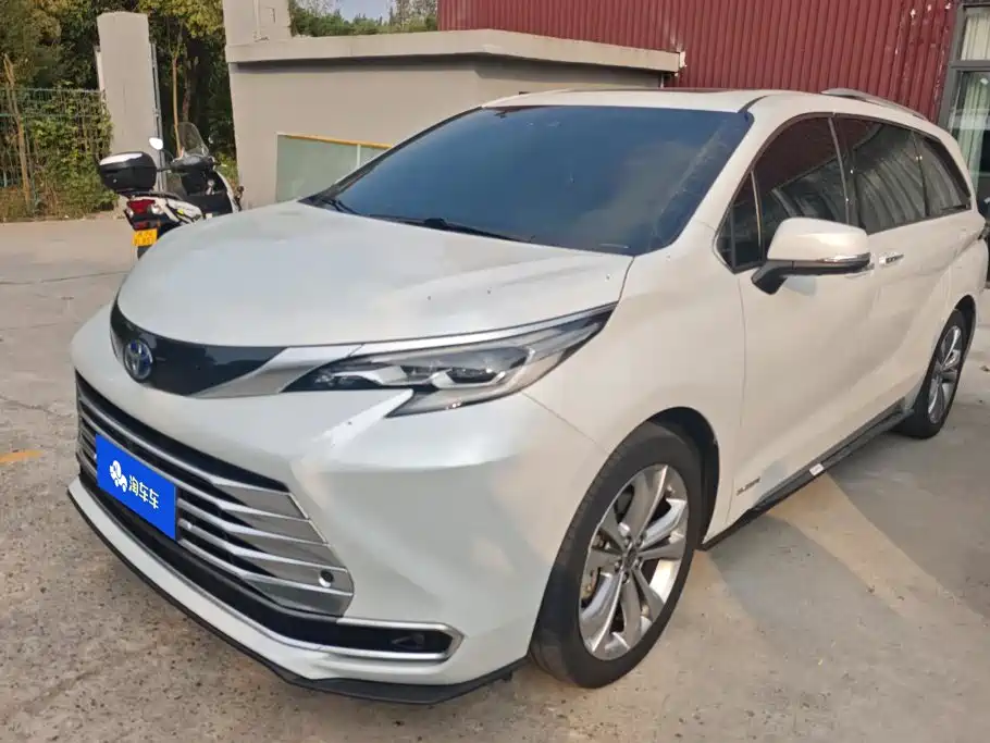 Toyota Sienna — фото 1