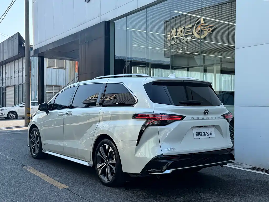 Toyota Granvia — фото 3