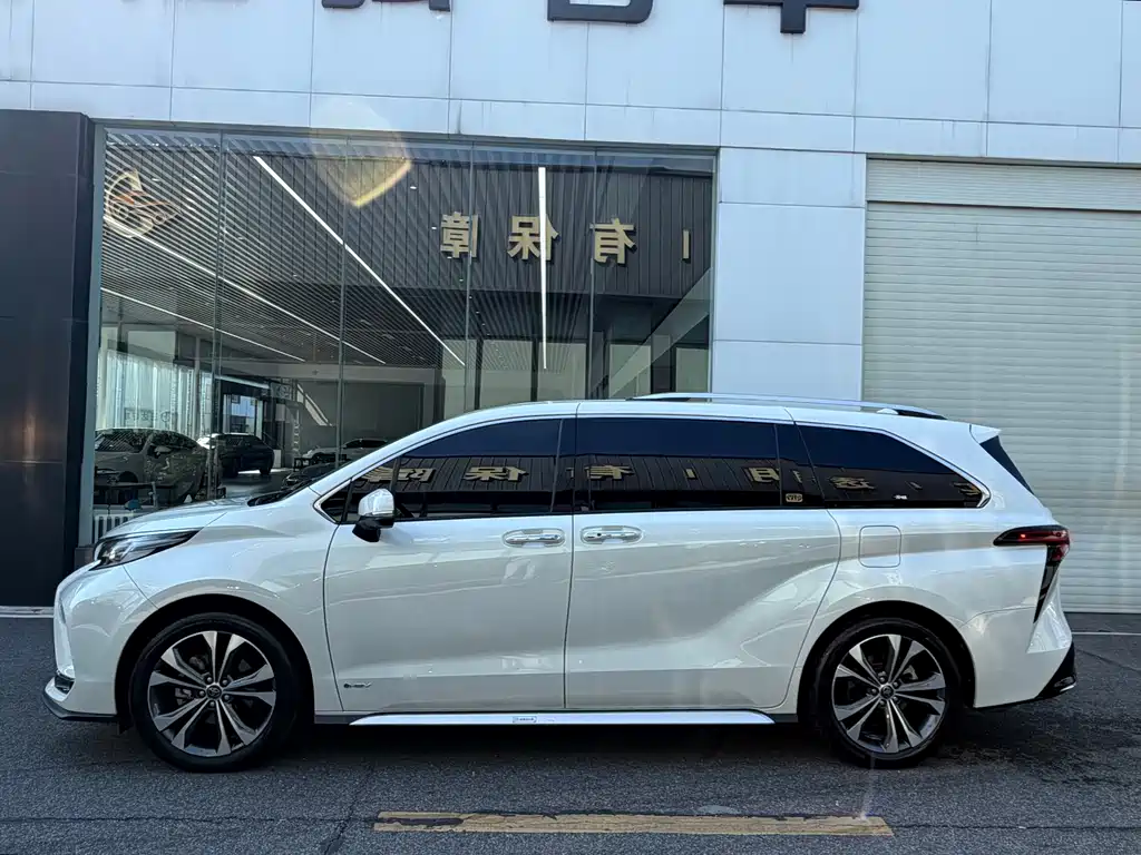 Toyota Granvia — фото 4