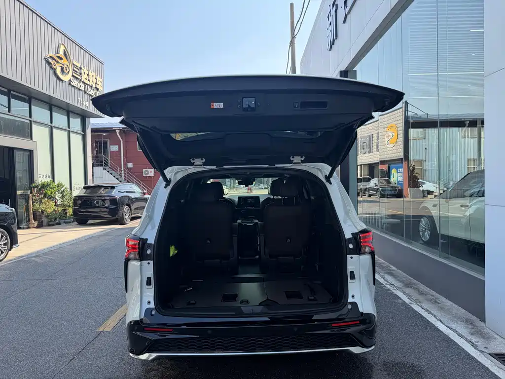 Toyota Granvia — фото 8