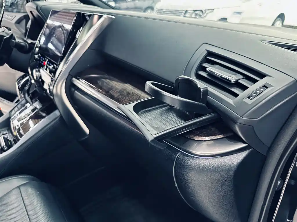 Toyota Vellfire — фото 14