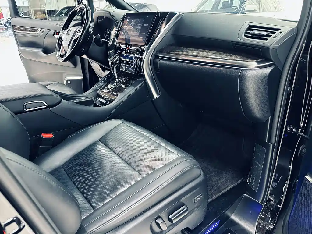 Toyota Vellfire — фото 6