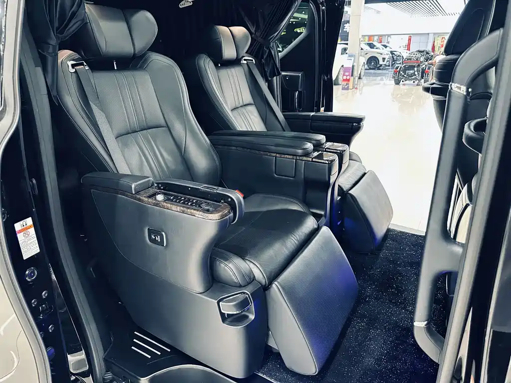 Toyota Vellfire — фото 10