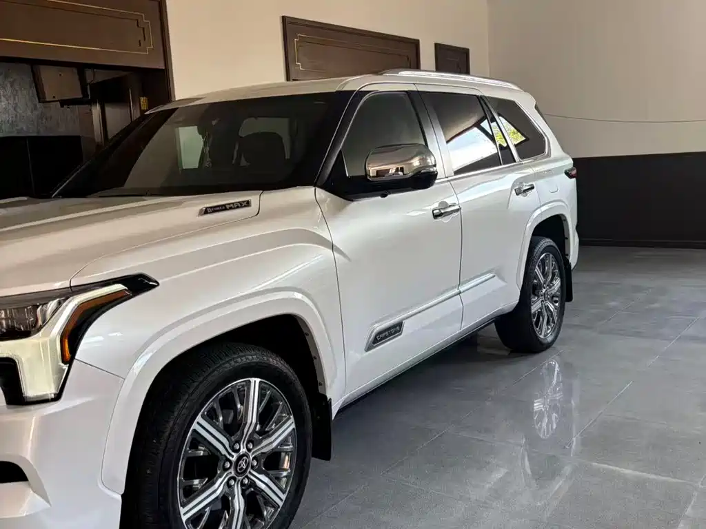 Toyota Sequoia — фото 2