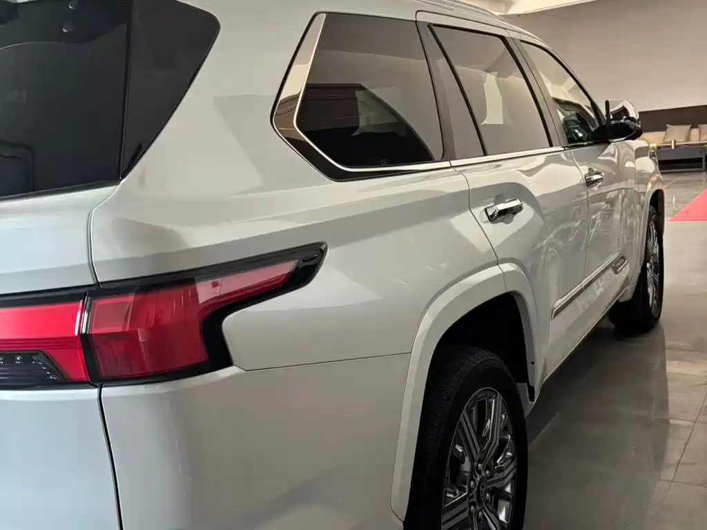 Toyota Sequoia — фото 4