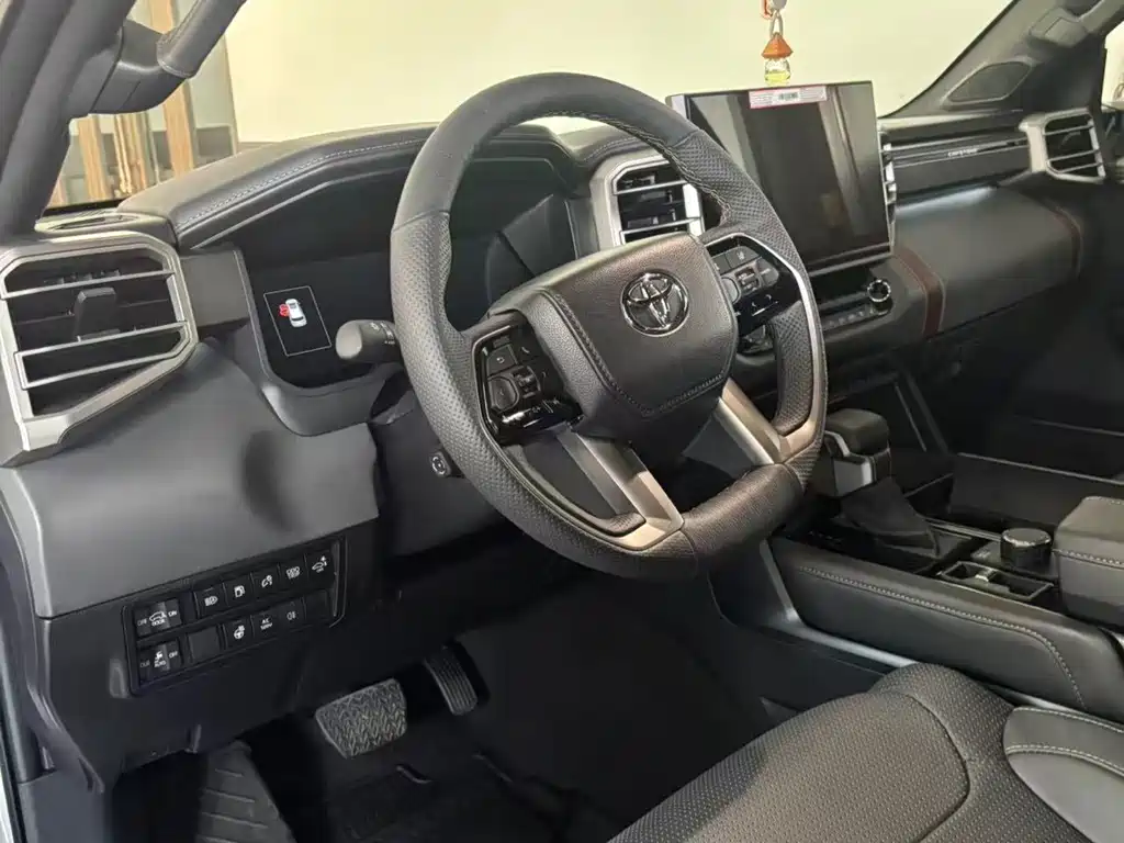 Toyota Sequoia — фото 5