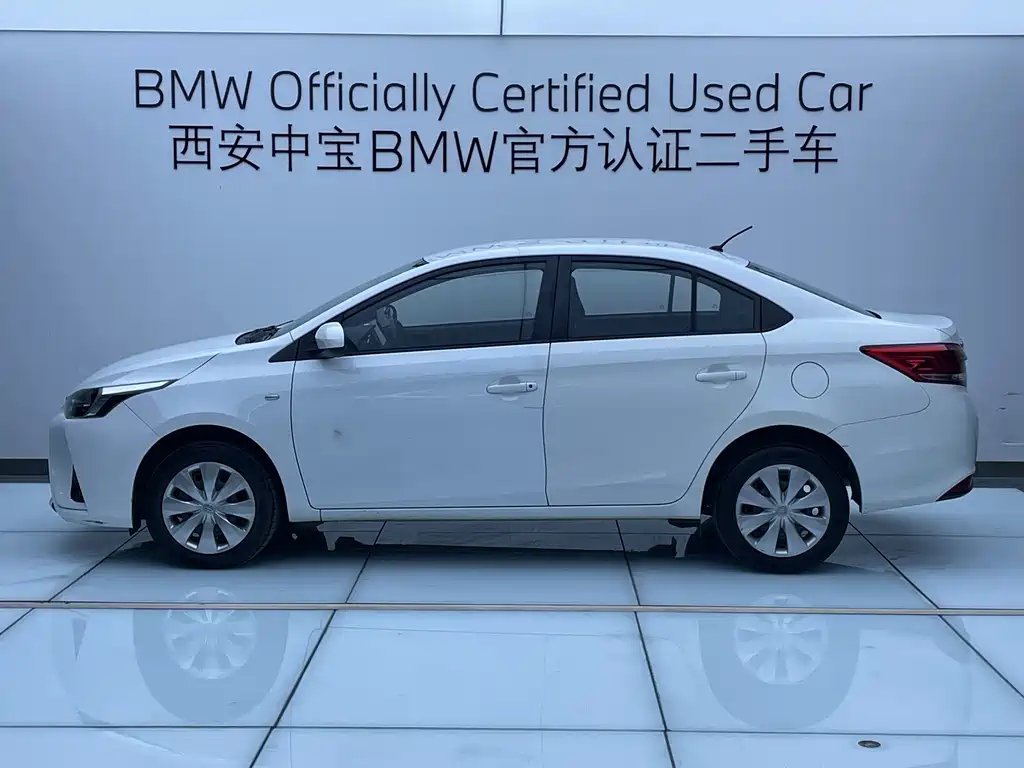 Toyota Yaris L — фото 3