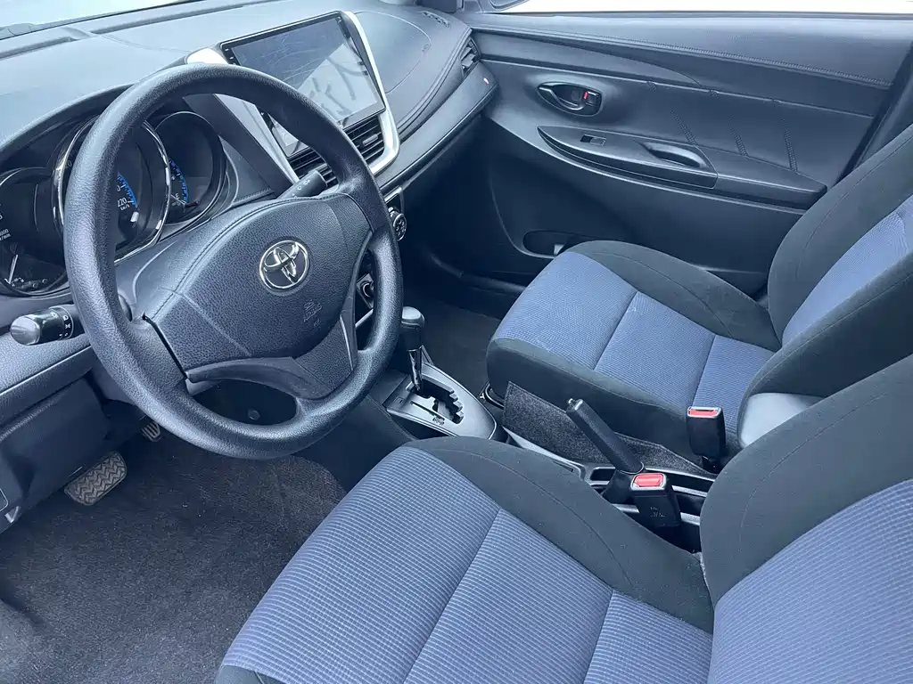 Toyota Yaris L — фото 8