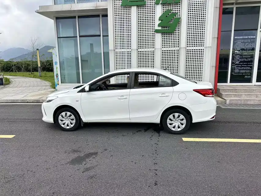 Toyota Vios — фото 4