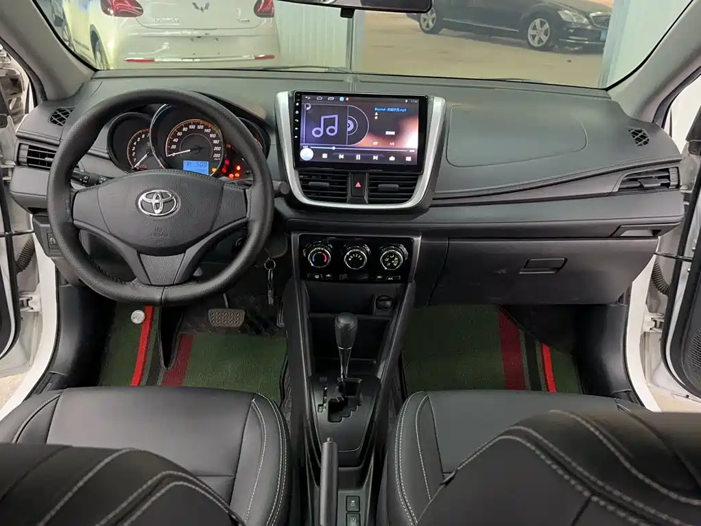 Toyota Yaris L — фото 2