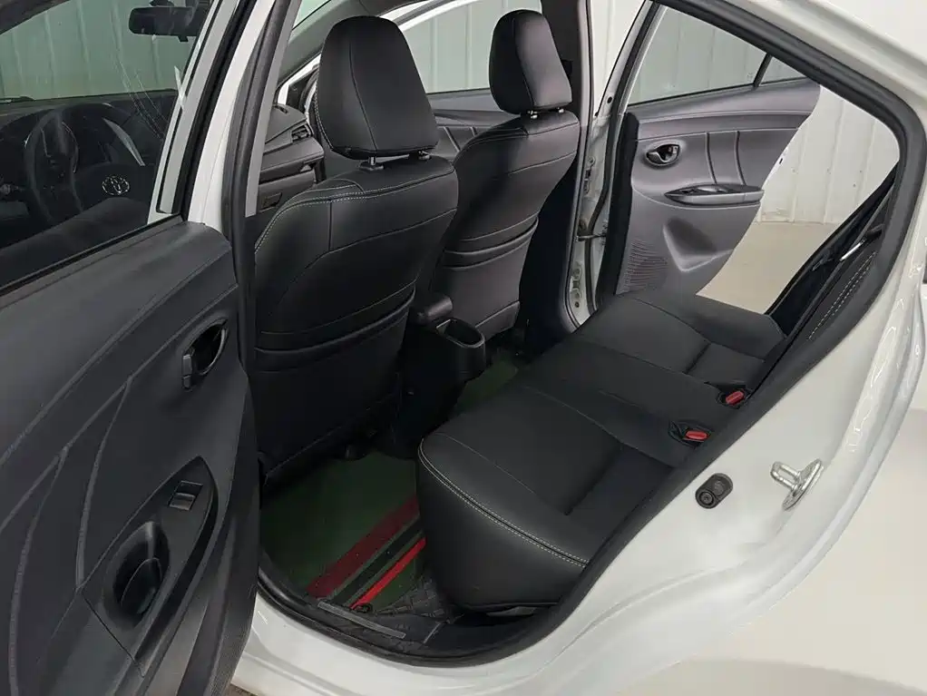 Toyota Yaris L — фото 17
