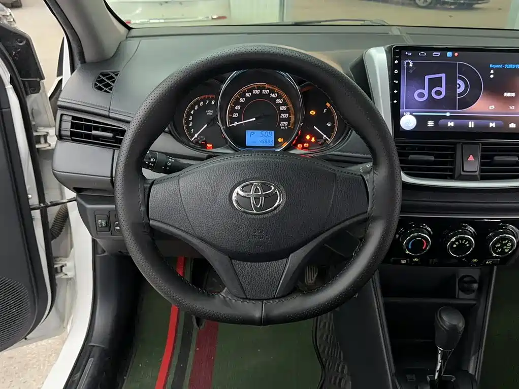 Toyota Yaris L — фото 5
