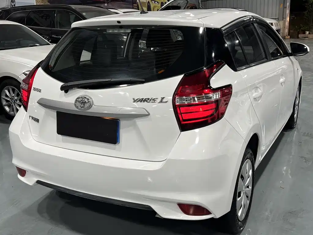 Toyota Yaris L — фото 4