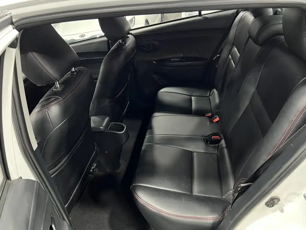 Toyota Yaris L — фото 9
