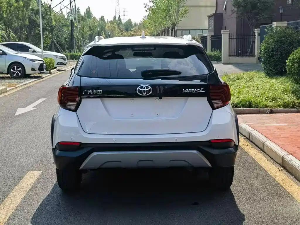 Toyota Yaris L — фото 3