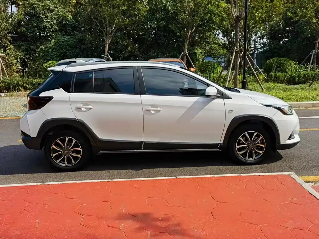Toyota Yaris L — фото 4