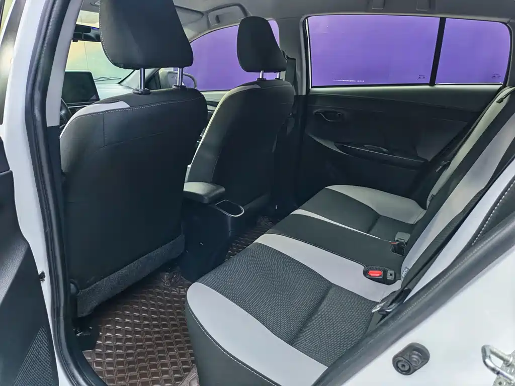 Toyota Yaris L — фото 8