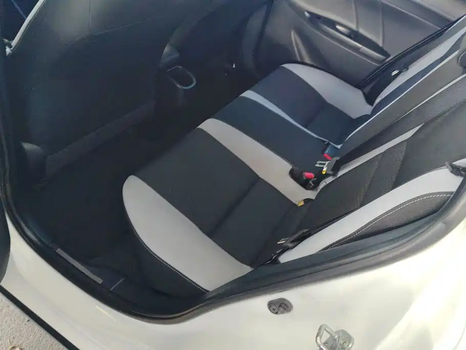 Toyota Yaris L — фото 11