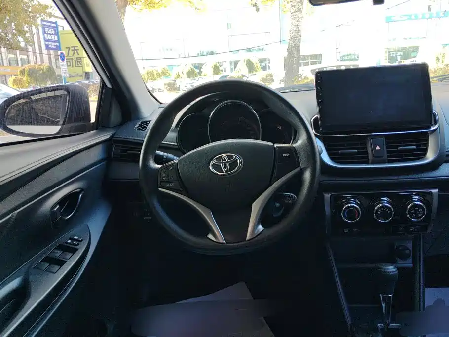 Toyota Yaris L — фото 15