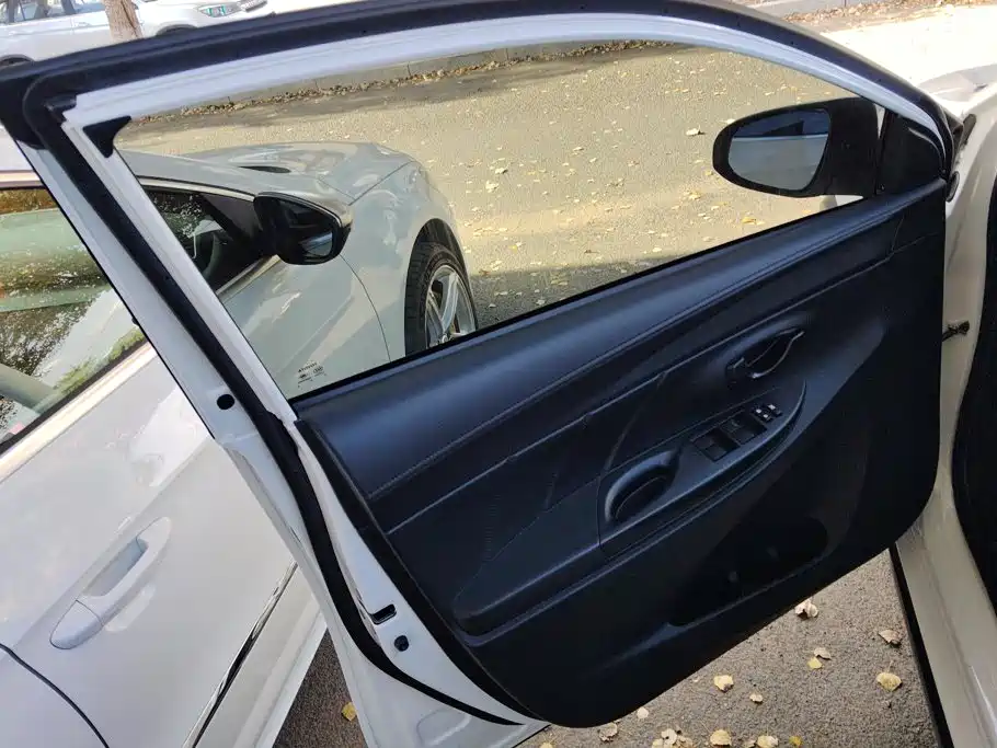 Toyota Yaris L — фото 7