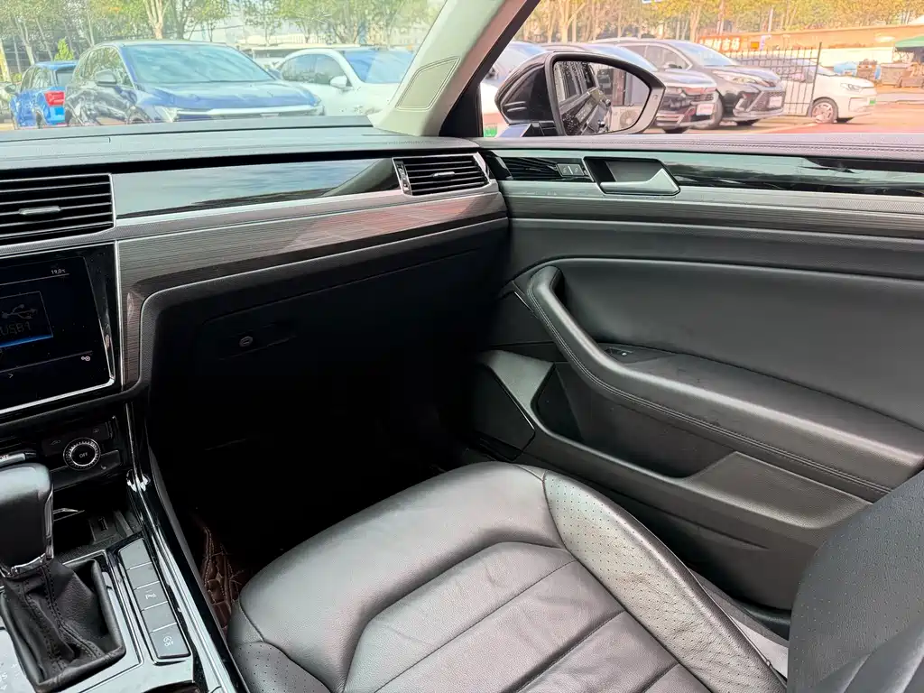 Volkswagen Phideon — фото 10