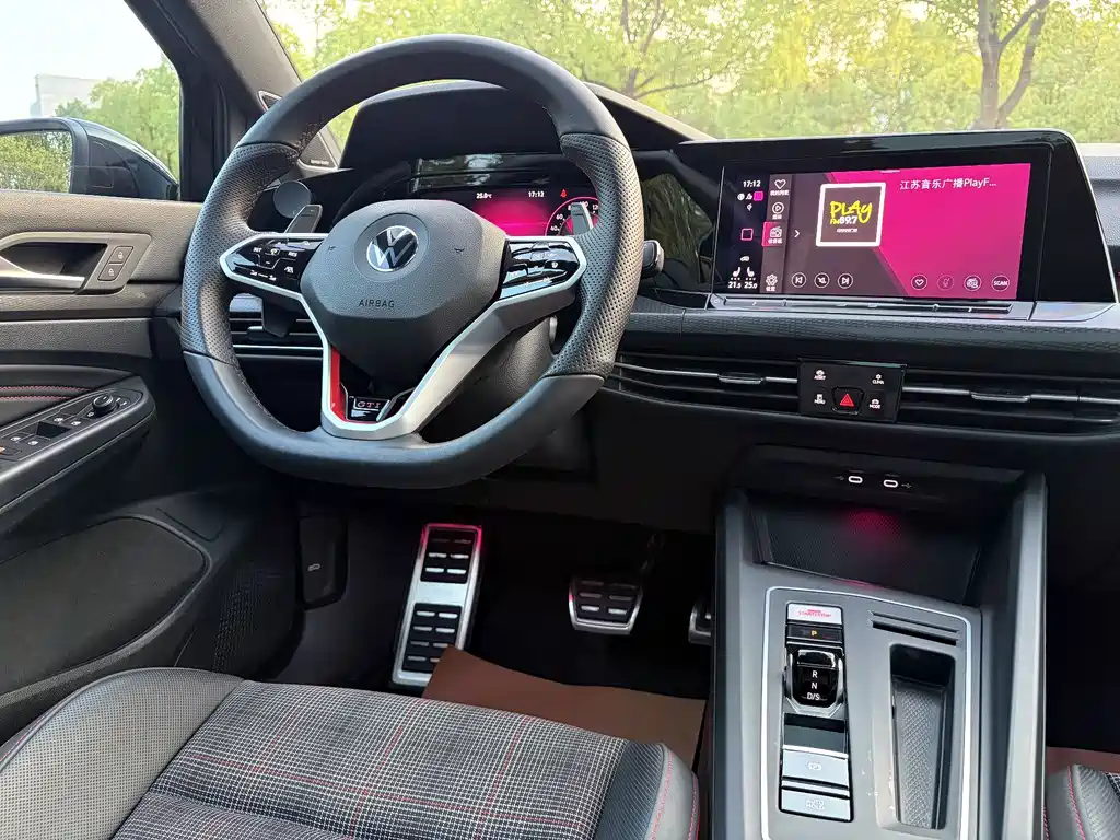 Volkswagen Golf GTI — фото 10