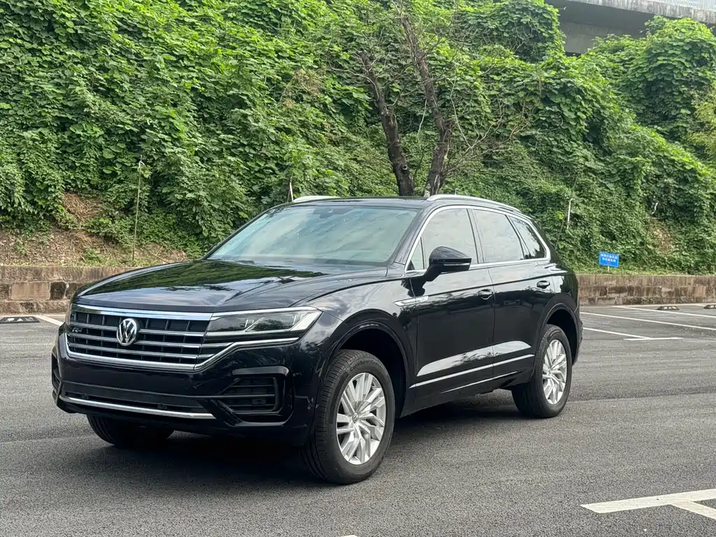 Volkswagen Touareg — фото 1