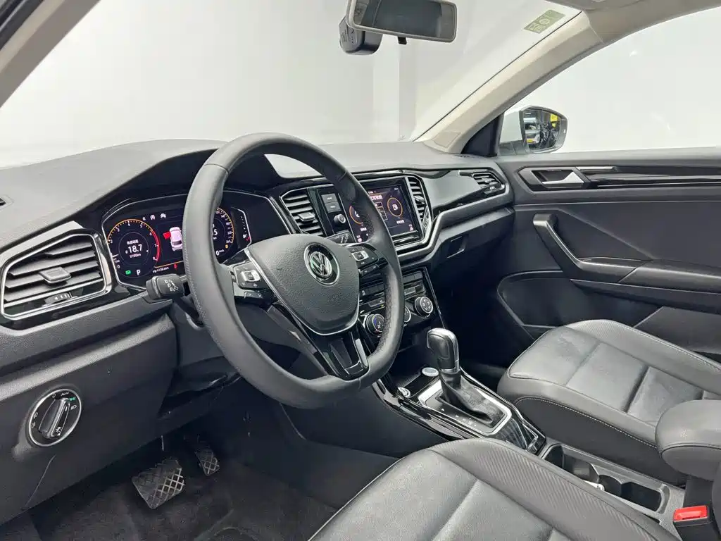 Volkswagen T-Roc — фото 14