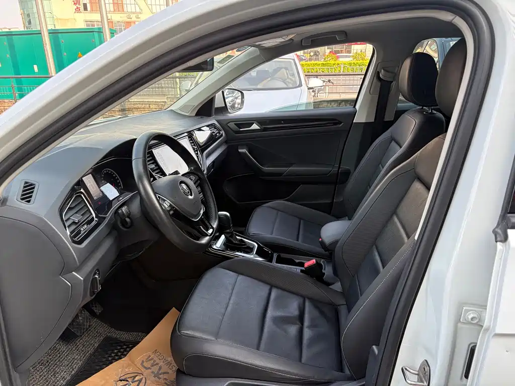 Volkswagen T-Roc — фото 2