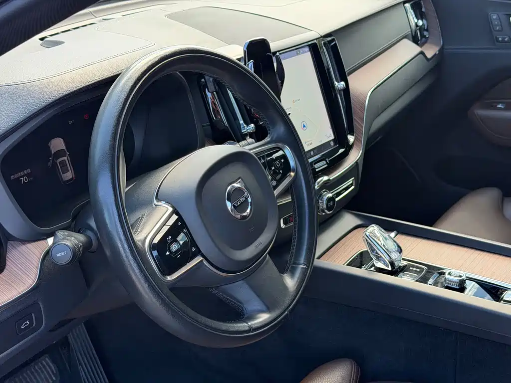 Volvo XC60 — фото 11