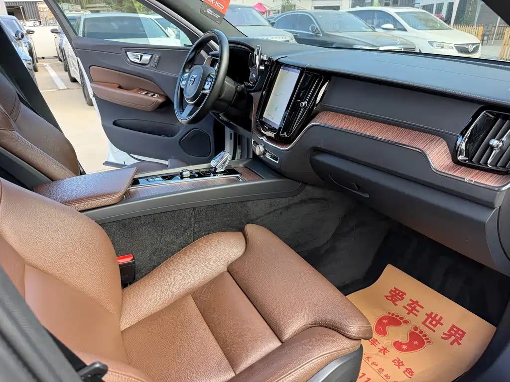 Volvo XC60 — фото 10