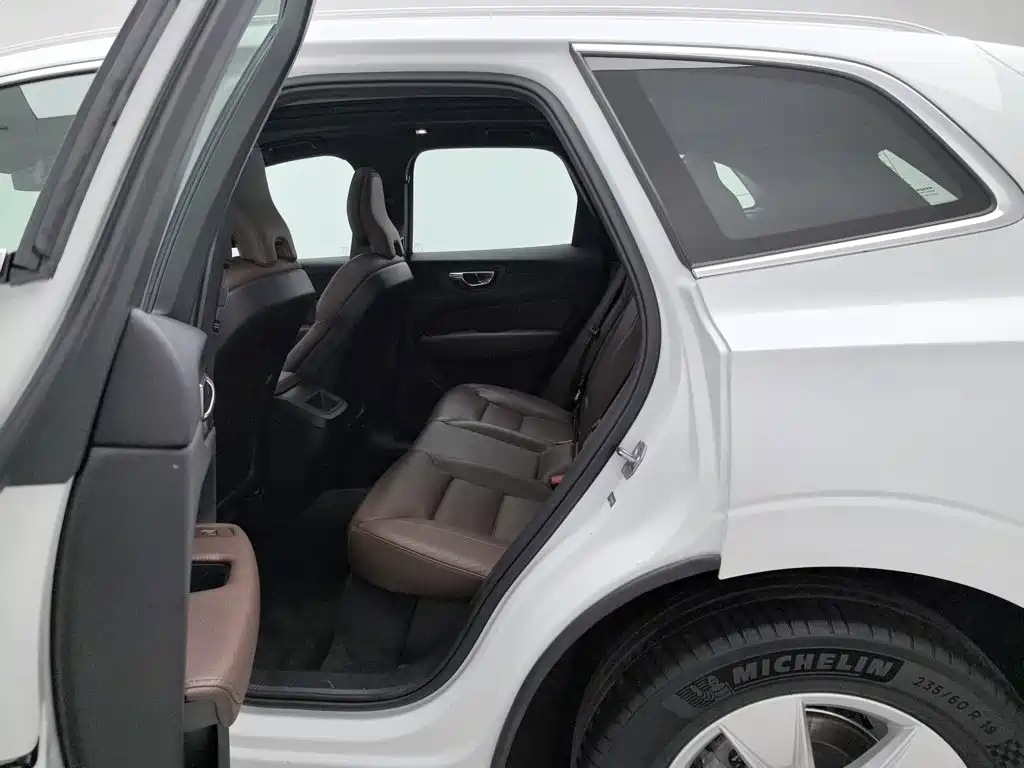 Volvo XC60 — фото 15
