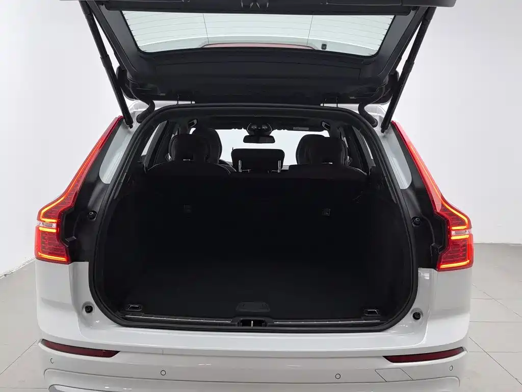 Volvo XC60 — фото 16