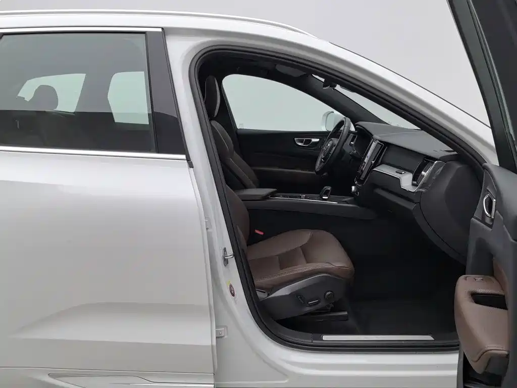 Volvo XC60 — фото 23