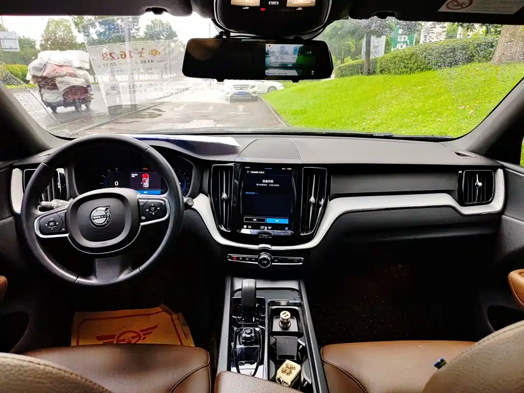Volvo XC60 — фото 13