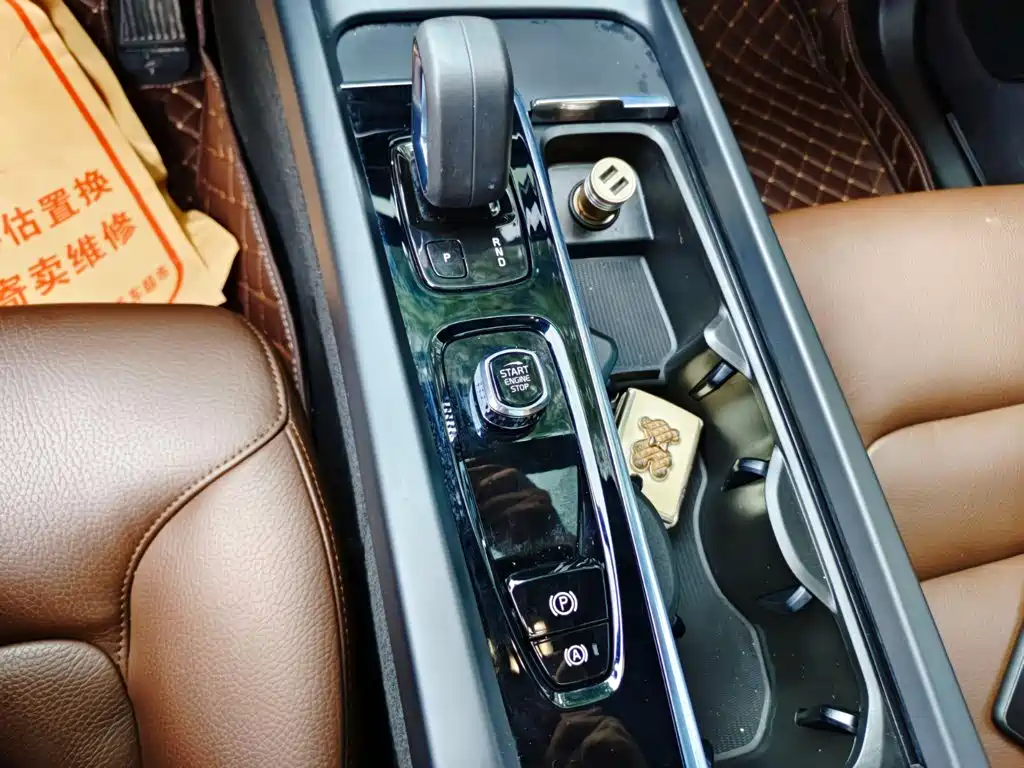 Volvo XC60 — фото 10