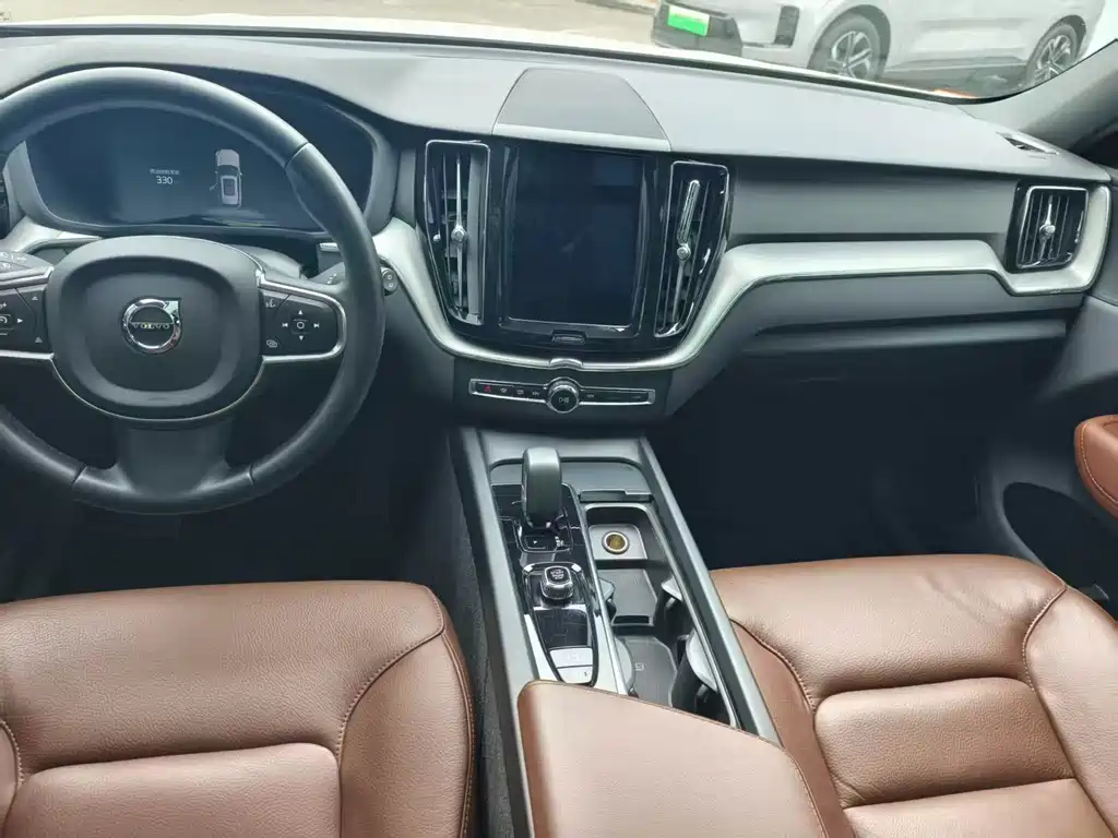 Volvo XC60 — фото 8